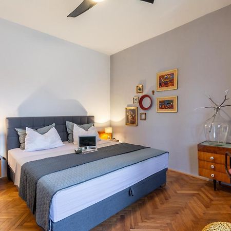 Apartment Lota With Heated Pool On Top Location Supetar Exteriör bild