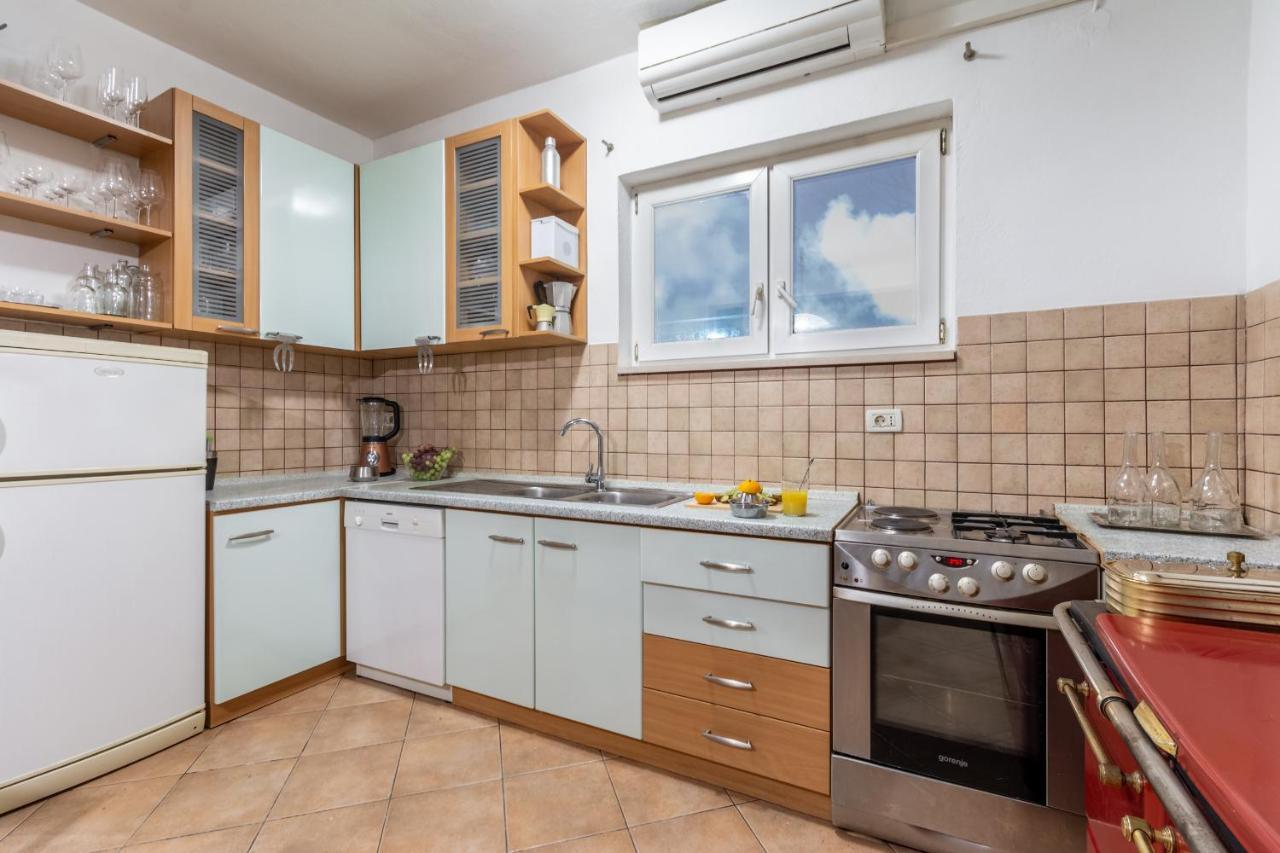 Apartment Lota With Heated Pool On Top Location Supetar Exteriör bild